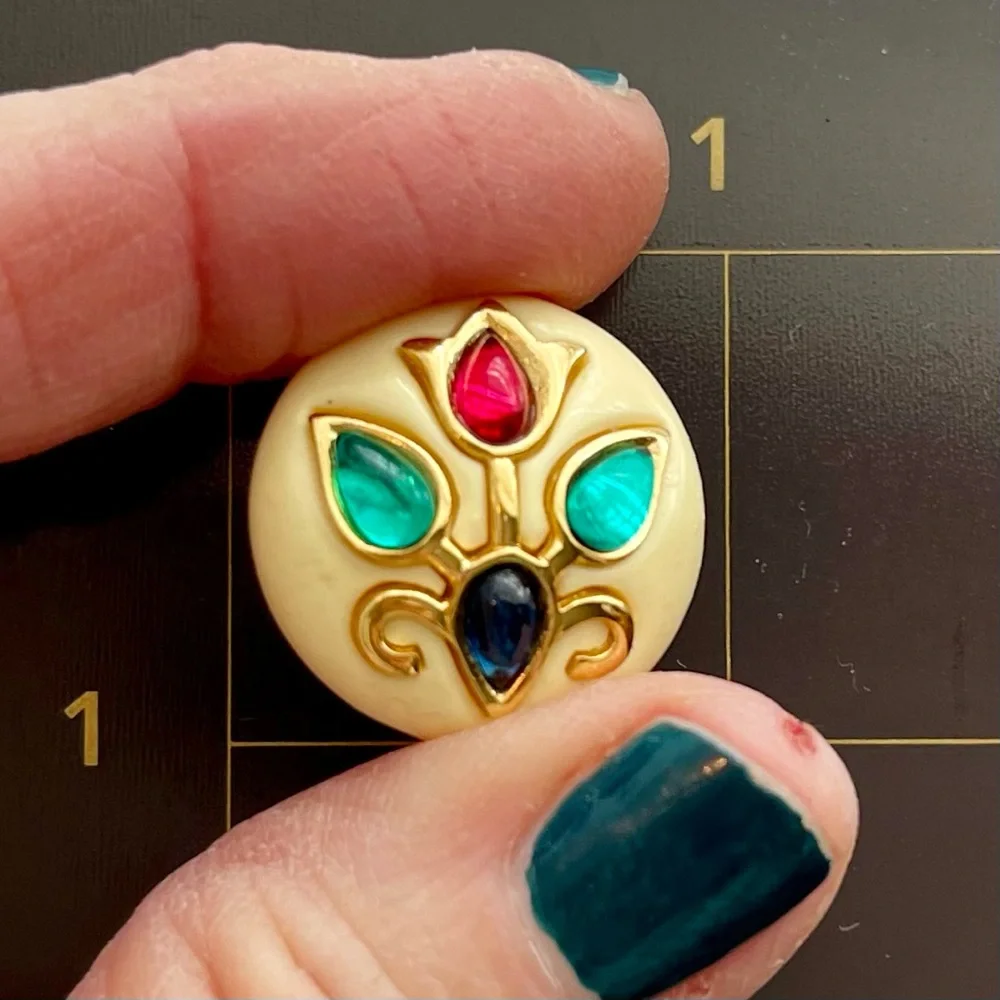 VINTAGE TRIFARI SIGNED MULTICOLOR GRIPOIX STYLE GLASS CABOCHON CLIP-ON EARRINGS - Picture 11 of 11